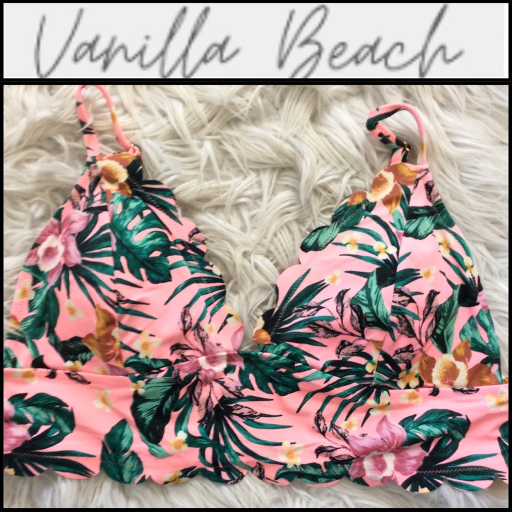NWOT Vanilla/Beach Scalloped Bikini Top